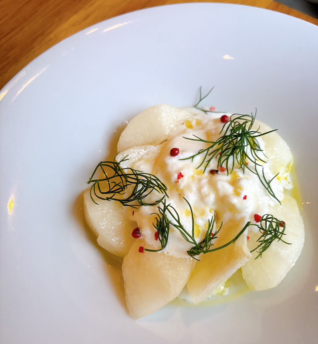 市川のなしと生ハム、ブラータチーズのインサラータ